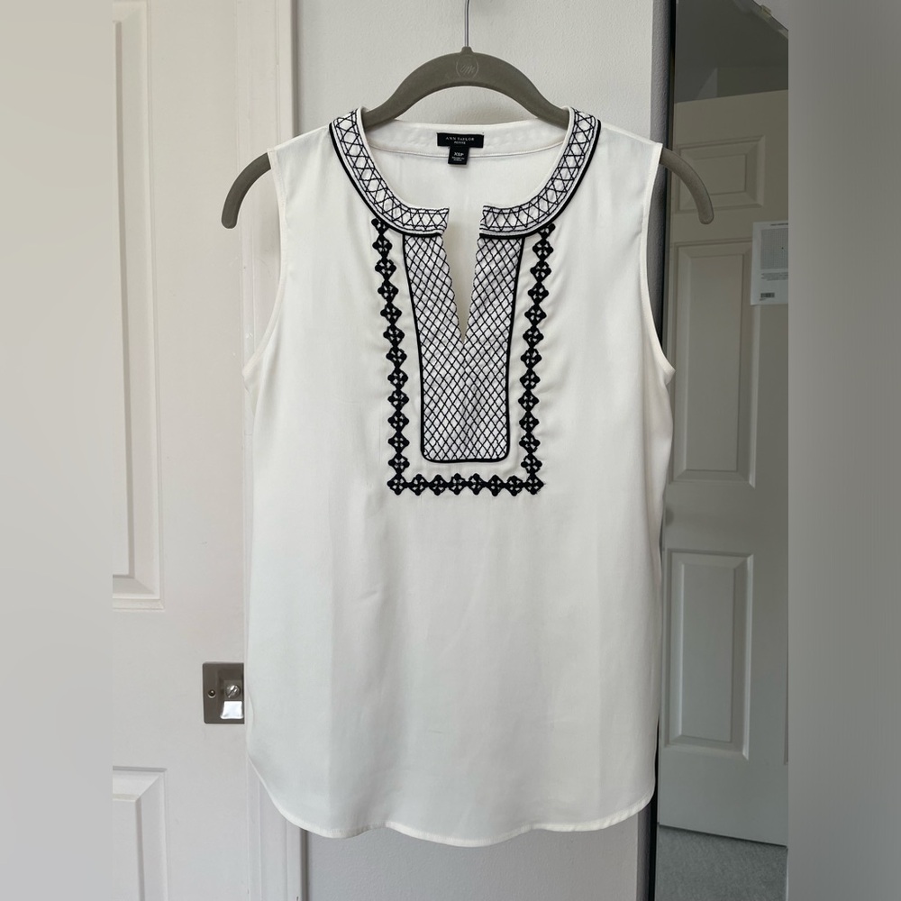 Ann Taylor sleeveless off white top w/ beautiful black embroidery & beading XSP